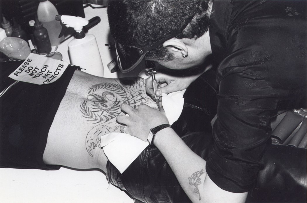 25 Ruth Marten live-tattooing at the openening of 