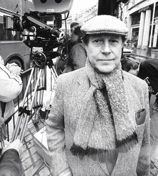 roeg-nicolas-003-to-camera-tweed-jacket-scarf-cap